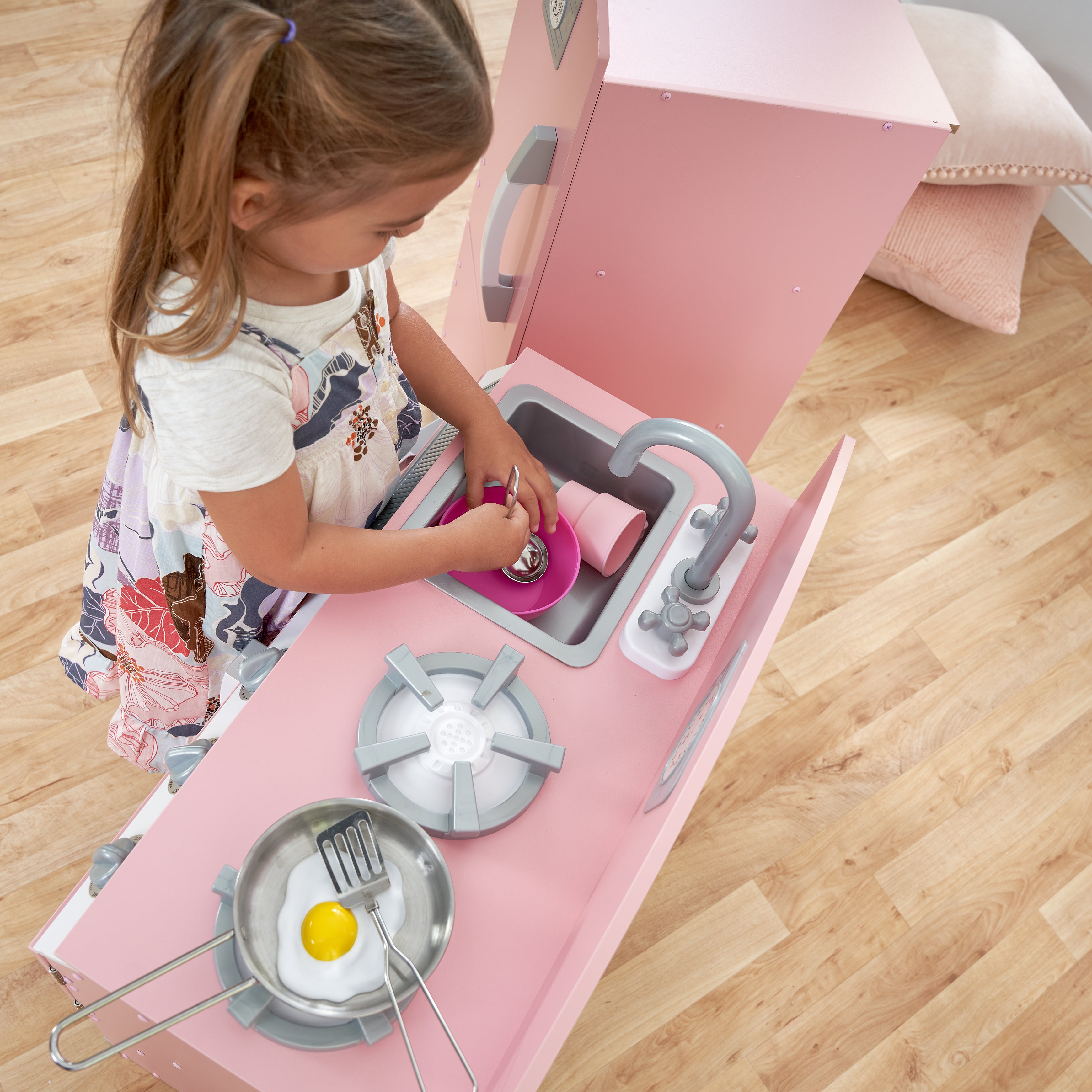 Pink Retro Kitchen & Refrigerator